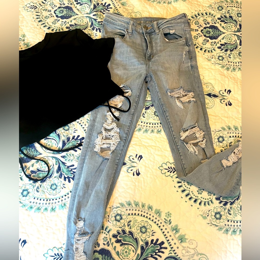 Jeans ripped leggings light blue American Eagle and top black Primar S